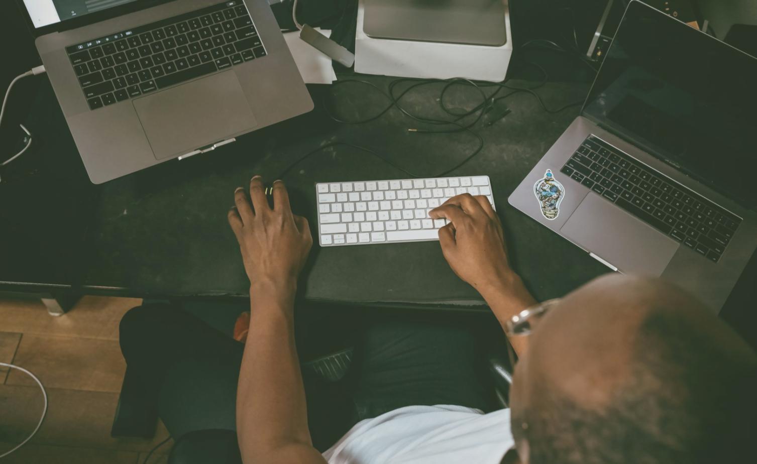 Рабочее пространство с финансовыми документами